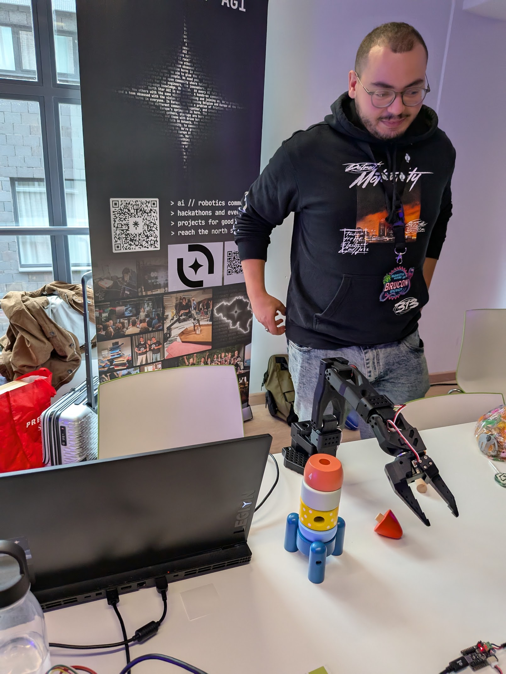 Robotic hand at BruCON